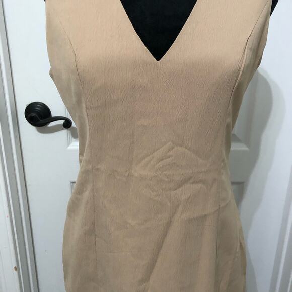 Commense Women's Sheath‎ Dress Size Medium Beige V-Neck Knee Length Pullover - Picture 3 of 8